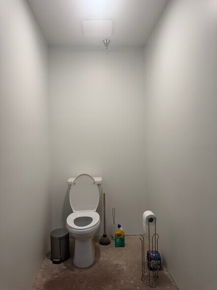 More Photos Of 503 N Broad St, Bainbridge Light Manufacturing For Lease