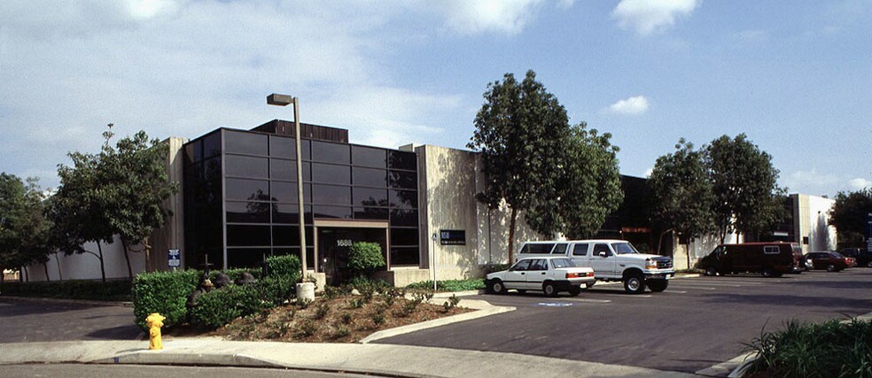 More Photos Of 1672-1688 Sierra Madre Cir, Placentia Showroom For Sale