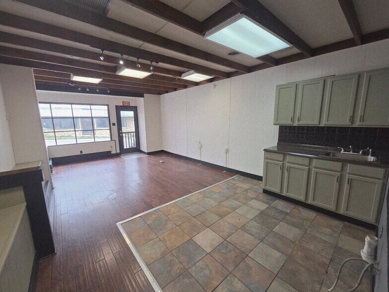 More Photos Of 17 E Carey St, Plains Apartments For Lease