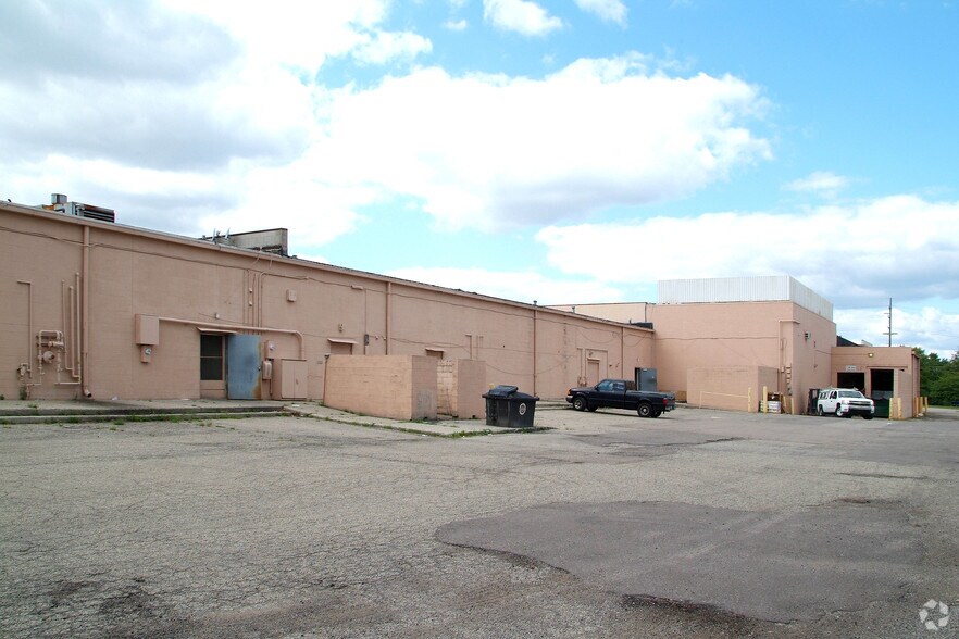 More Photos Of 37025 Grand River Ave, Farmington General Retail For Sale