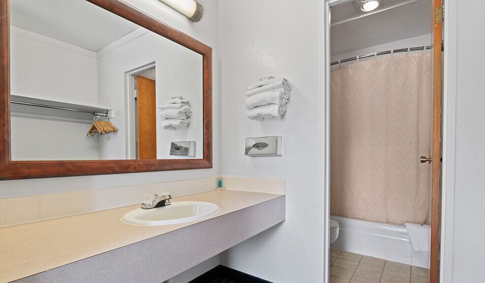 More Photos Of 700 Colorado Ave, Stratton Hotel For Sale