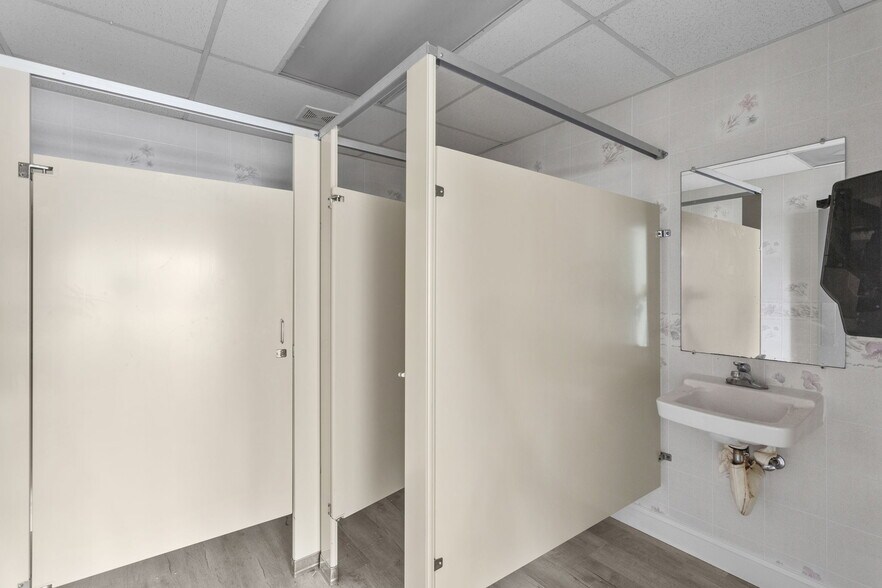 More Photos Of 384 Main st, Timberville Freestanding For Lease
