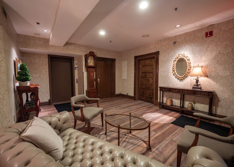 More Photos Of 649 High St, Worthington Storefront Retail Office For Sale