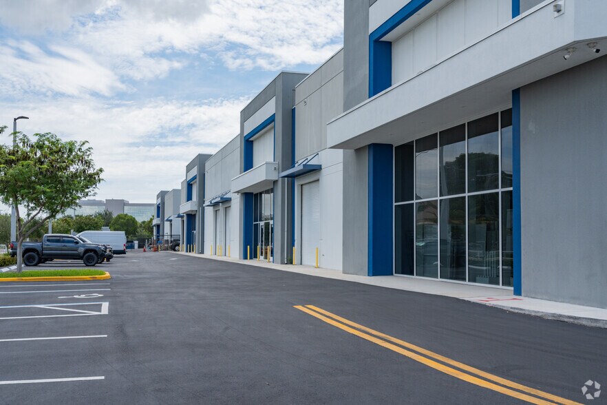 More Photos Of 5900 N Powerline Rd, Fort Lauderdale Warehouse For Lease