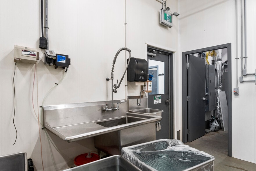 More Photos Of 4141 54 St SE, Salmon Arm Manufacturing For Sale