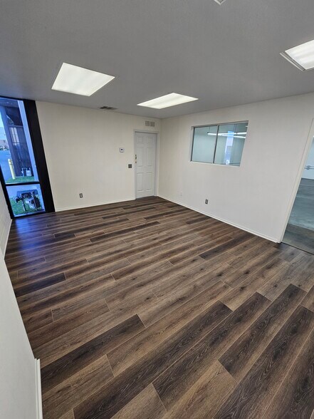 More Photos Of 9555 Owensmouth Ave, Chatsworth Warehouse For Lease