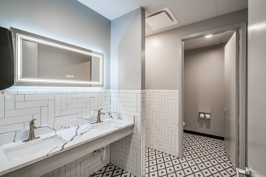 More Photos Of 21755 N I-45 Fwy, Spring Flex For Sale