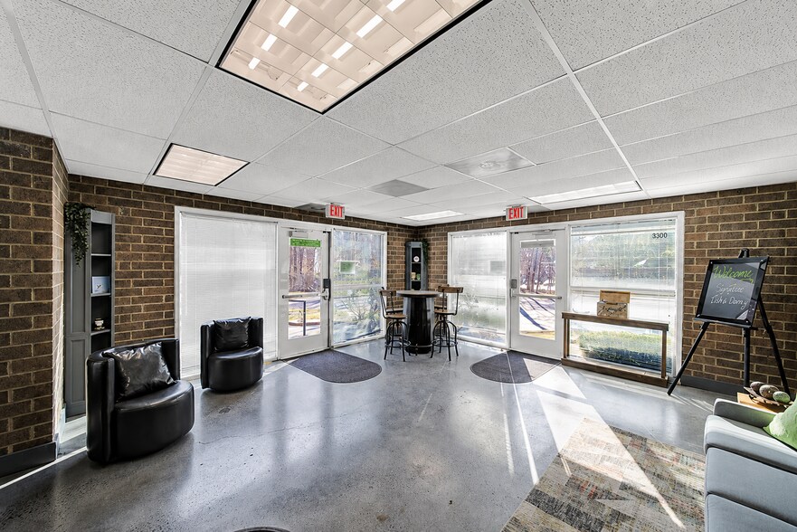 More Photos Of 425 E Arrowhead Dr, Charlotte Warehouse For Lease