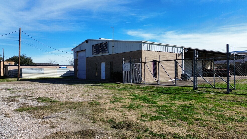 More Photos Of 3412 Lockheed St, Pearland Auto Salvage Facility For Sale