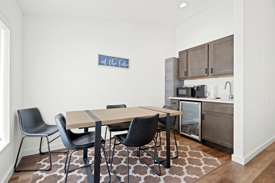 More Photos Of 612 N Lakeshore Dr, Ludington Hotel For Sale