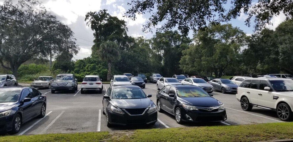 More Photos Of 5104 N Orange Blossom Trl, Orlando Office Residential For Lease