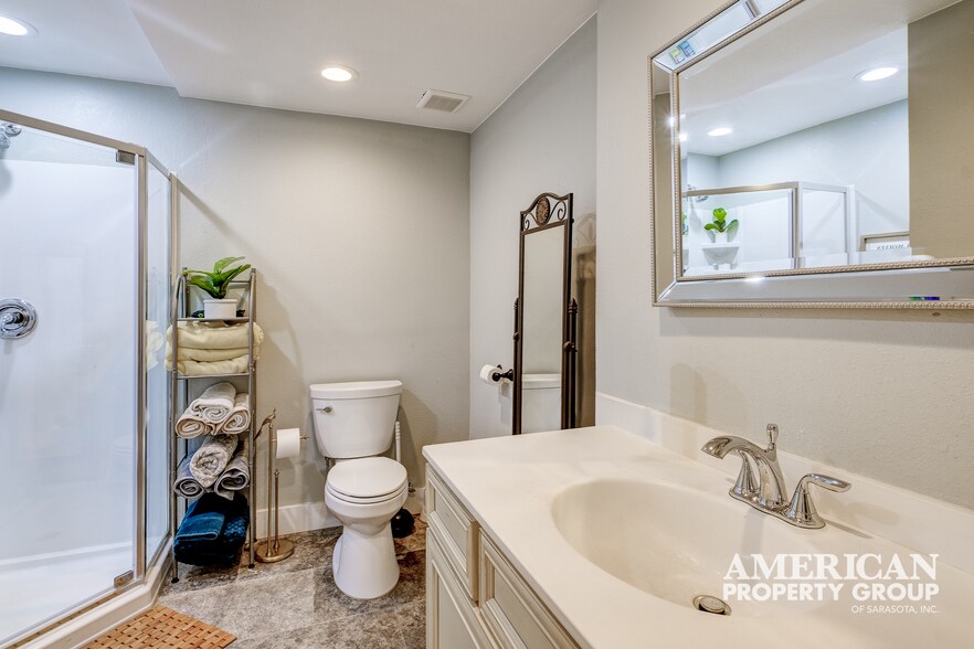 More Photos Of 520 Colonia Ln E, Nokomis Showroom For Sale