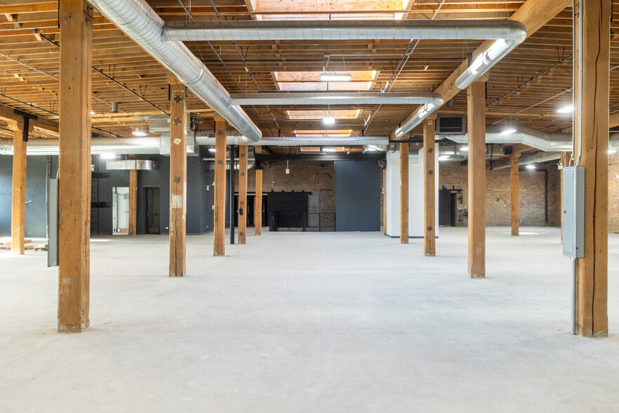 More Photos Of 2145 W Grand Ave, Chicago Showroom For Lease