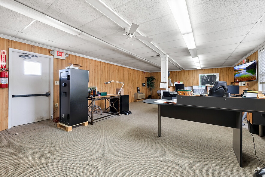 More Photos Of 59120 Oasis Center Dr, South Lyon Self Storage For Sale