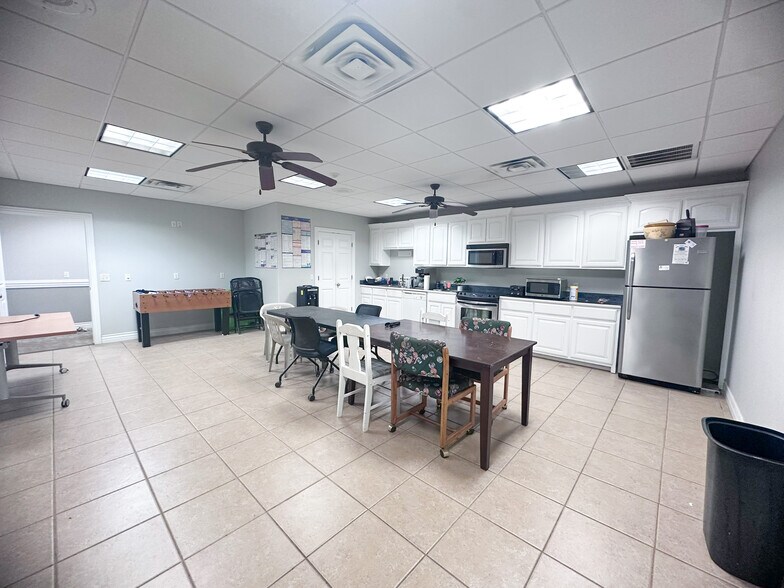 More Photos Of 8110 W Ford Springs Rd, Bentonville Flex For Lease