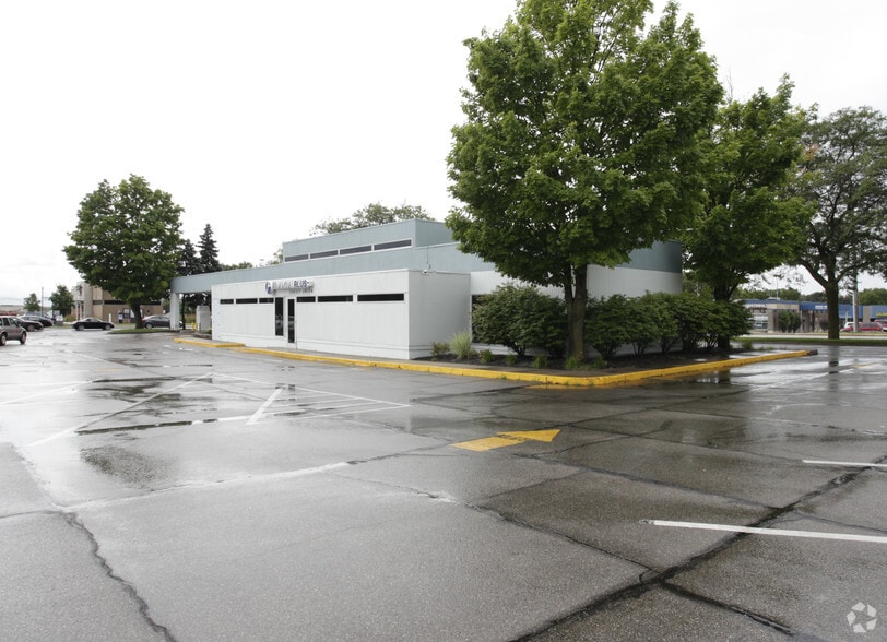 More Photos Of 4201-4313 Fleur Dr, Des Moines Unknown For Lease