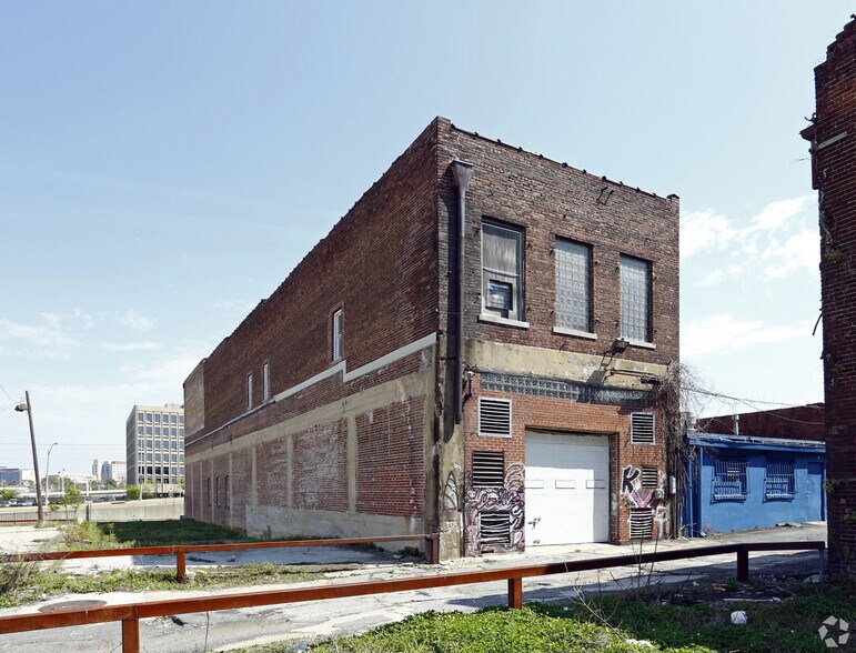 More Photos Of 339 Madison Ave, Memphis Storefront Retail Office For Lease