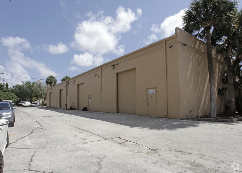 More Photos Of 1001-1015 W Newport Center Dr, Deerfield Beach Light Distribution For Lease