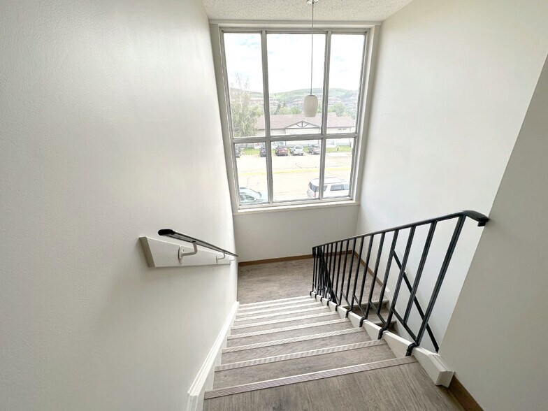 More Photos Of 601 7 St E, Drumheller Office For Sale