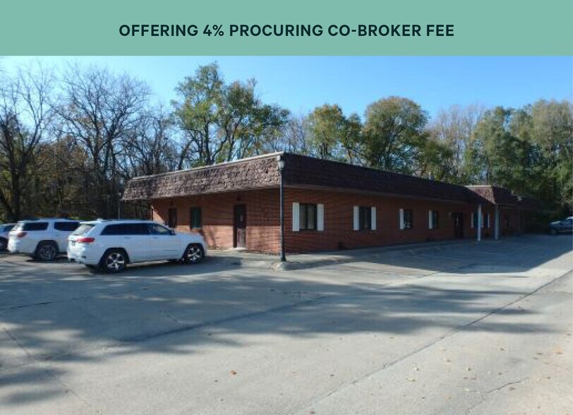 Primary Photo Of 1921 Superior St, Webster City Office For Lease