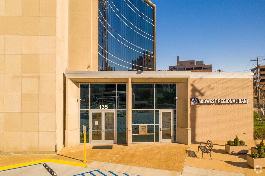 More Photos Of 135 N Meramec Ave, Clayton Office For Lease