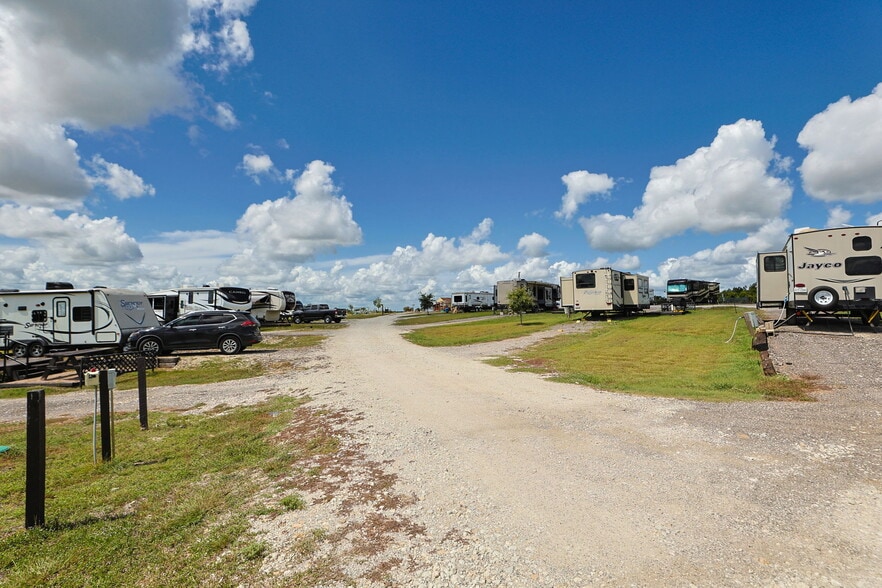 More Photos Of 6049 FM 3090 Rd, Anderson Trailer Camper Park For Sale