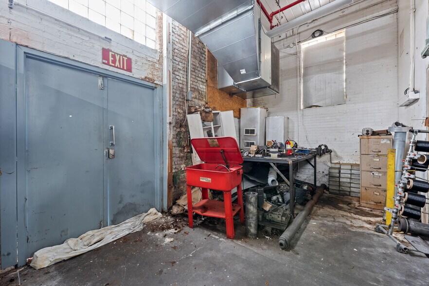More Photos Of 312 W Luther Ave, Liberty Manufacturing For Sale