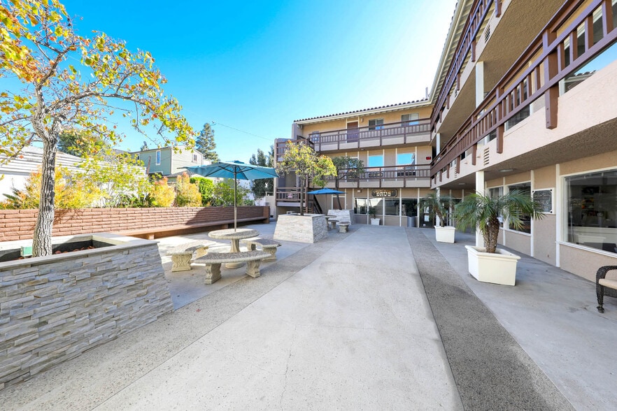 More Photos Of 900-944 Glenneyre St, Laguna Beach Office Residential For Lease