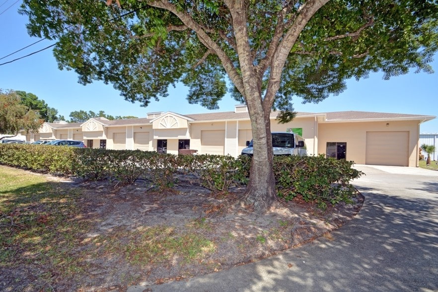 More Photos Of 920-936 36th Ct SW, Vero Beach Warehouse For Lease
