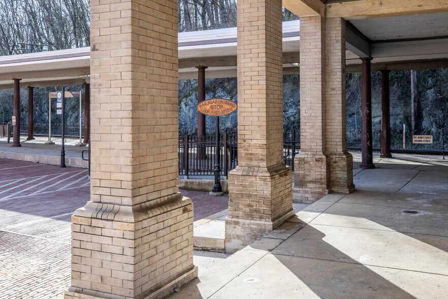 More Photos Of 12 Middlebrook Ave, Staunton Restaurant For Lease