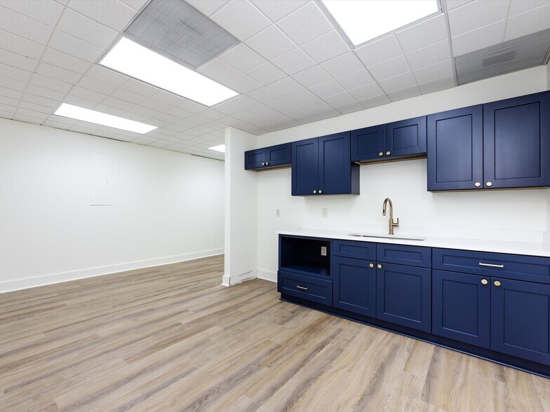 More Photos Of 1812 W Morehead St, Charlotte Office Residential For Lease