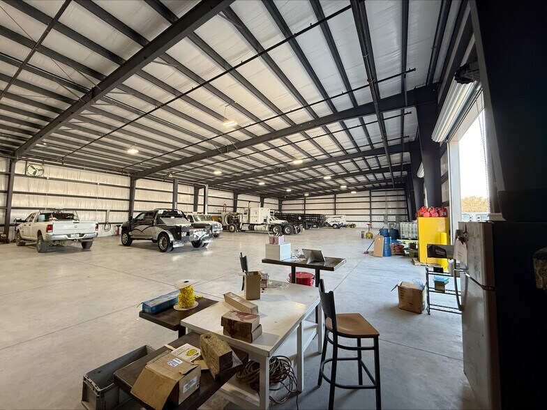 More Photos Of 4409 Rex Rd, Friendswood Warehouse For Lease