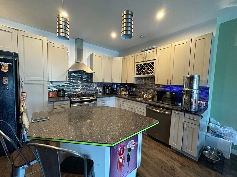 More Photos Of 116 Wright St, Newark Warehouse For Sale