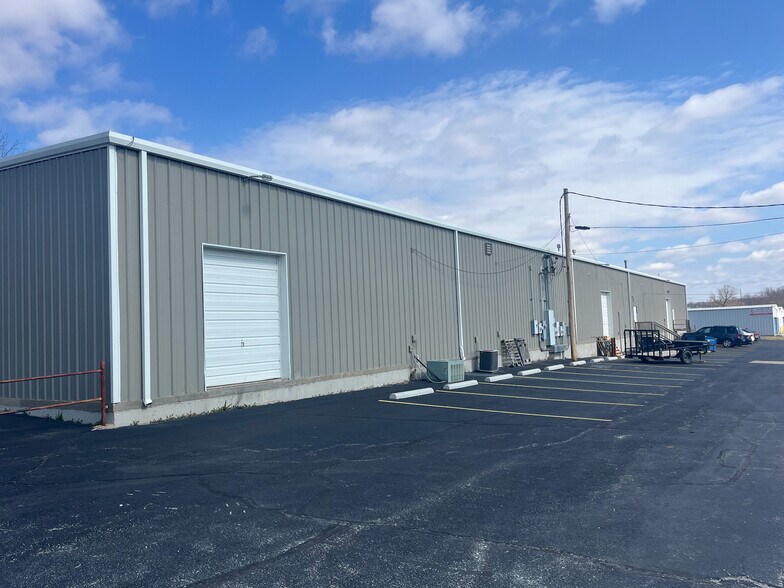 More Photos Of 1008 W Farmer St, Ozark Warehouse For Lease