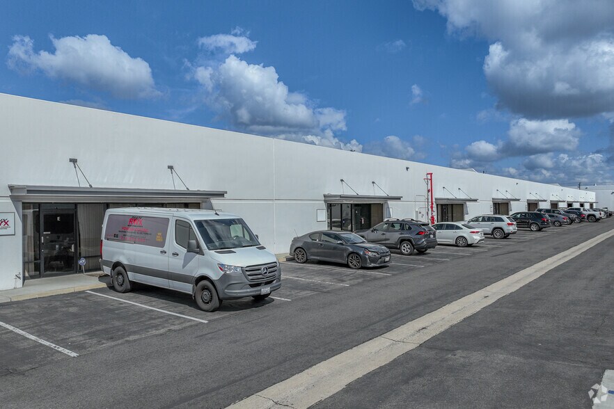 More Photos Of 3911 E La Palma Ave, Anaheim Warehouse For Lease