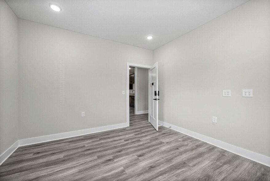 More Photos Of 1404 Dover Rd, Clarksville Office For Lease