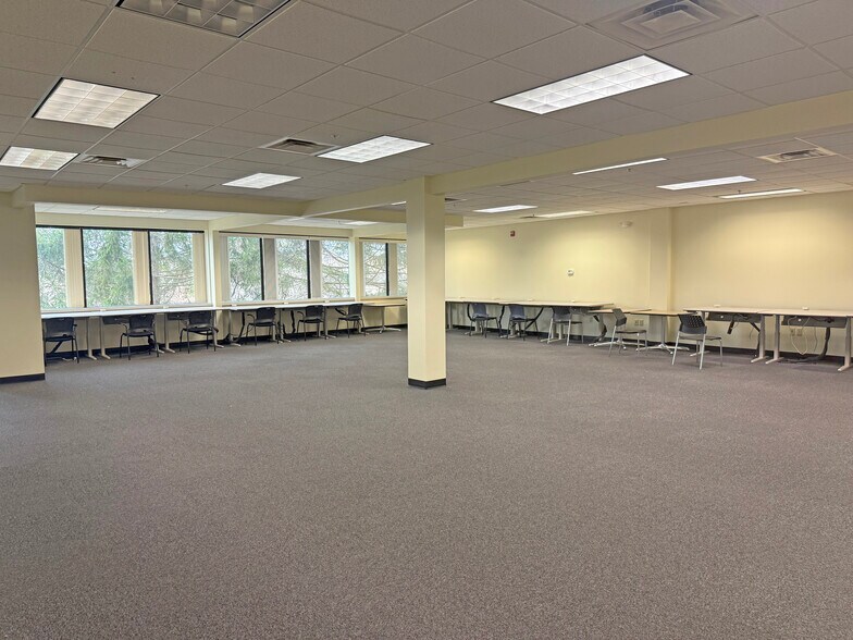 More Photos Of 210 Commerce Way, Portsmouth Office For Sale