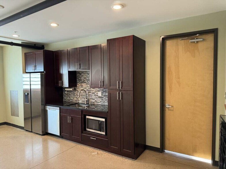 More Photos Of 3000 Airport Dr, Erie Flex For Sale