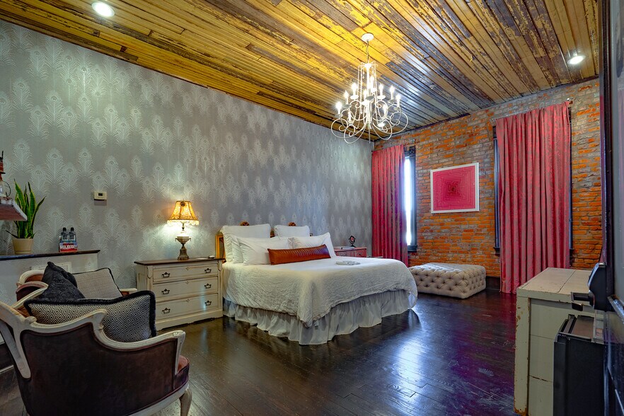 More Photos Of 221 W Main St, Tishomingo Hotel For Sale