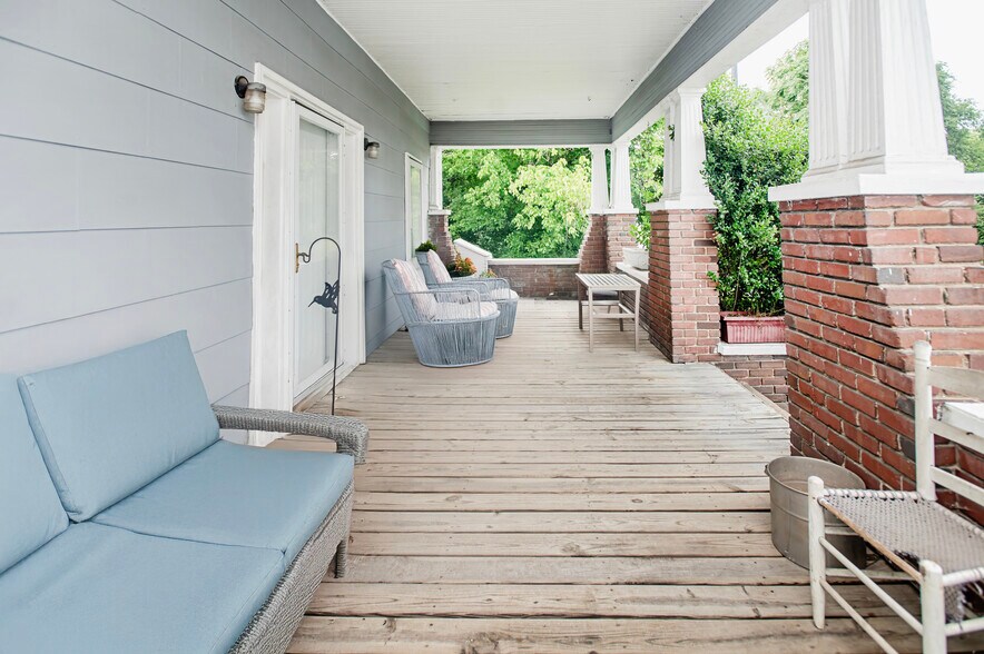 More Photos Of 400 Main St, Clinton Freestanding For Sale