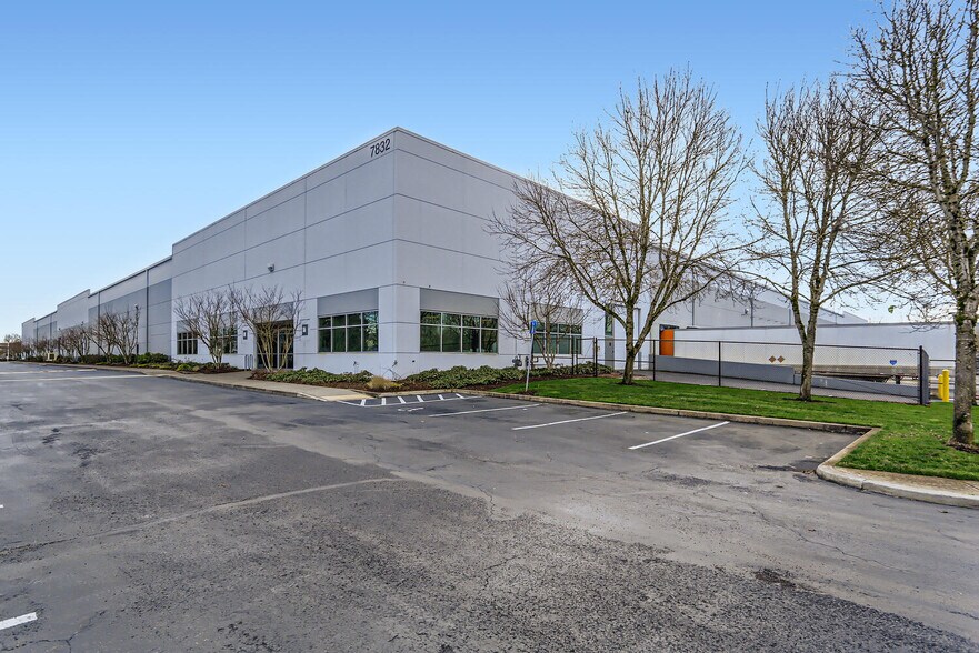 More Photos Of 7820-7832 N Leadbetter Rd, Portland Warehouse For Lease