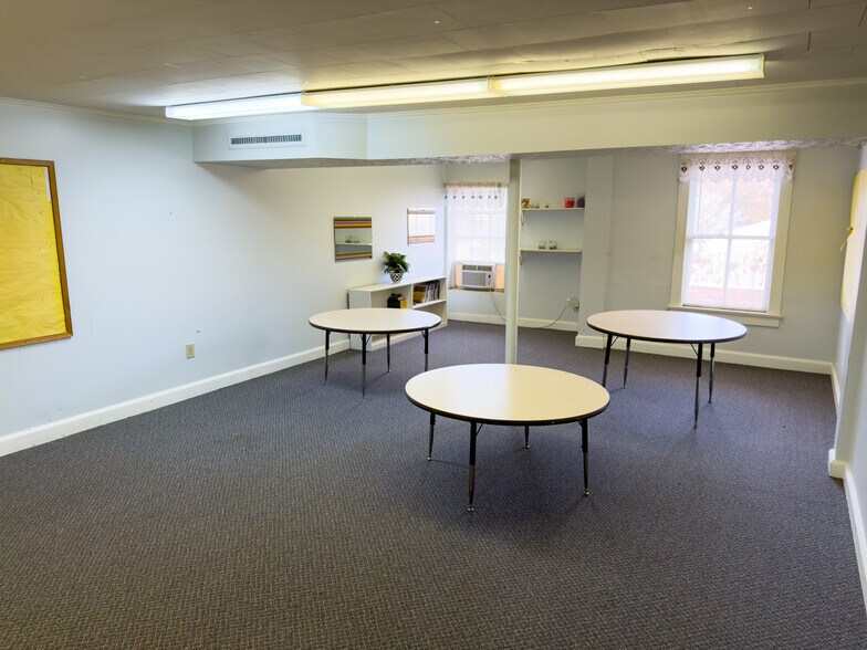 More Photos Of 634 Main St, Forest Park Flex For Sale