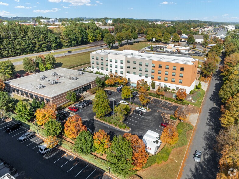 More Photos Of 324 Commons Dr, Birmingham Coworking Space