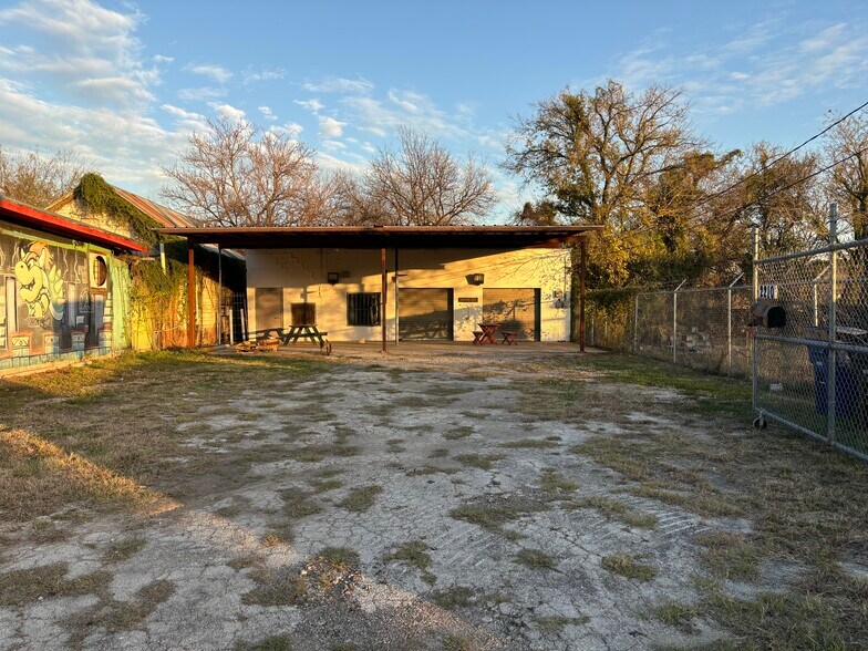 More Photos Of 2210 S Flores St, San Antonio Manufacturing For Sale