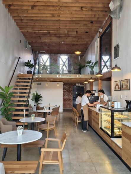 Primary Photo Of 4667 Hollywood Blvd, Los Angeles Apartments For Lease