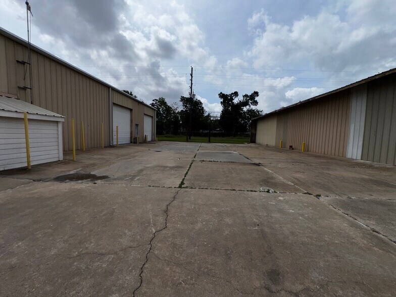 More Photos Of 9123 Thomasville Dr, Houston Warehouse For Lease