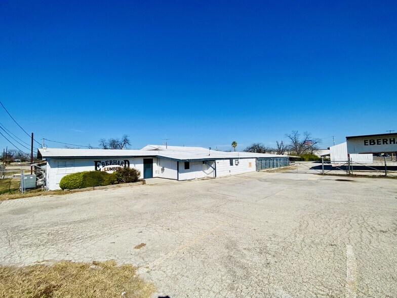More Photos Of 1445 McQueeney Rd, New Braunfels General Retail For Lease