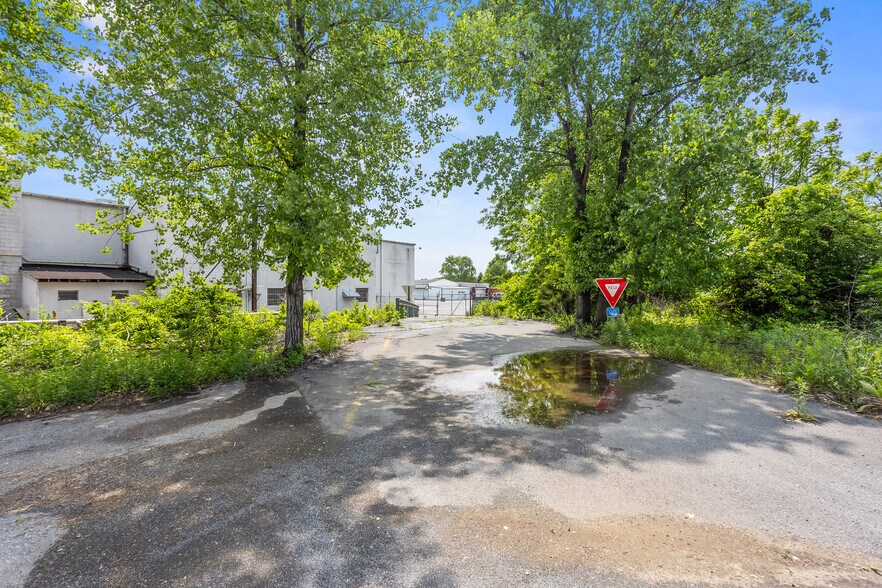 More Photos Of 1507 Willow St, Lebanon Warehouse For Sale