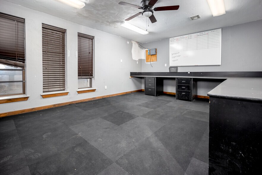 More Photos Of 2756 Broce Dr, Norman Warehouse For Lease