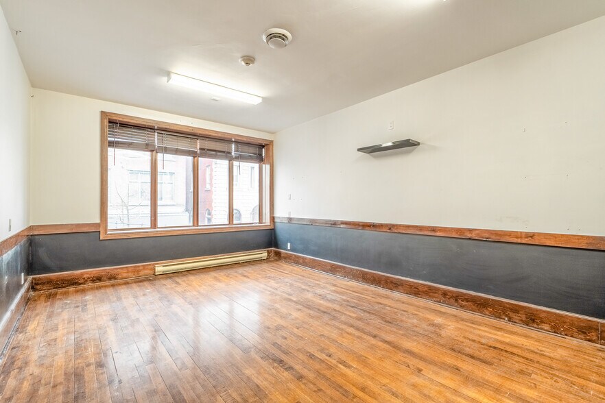 More Photos Of 40-42 Rue Wellington N, Sherbrooke Storefront Retail Office For Sale